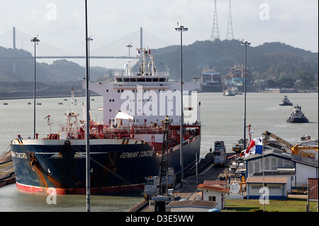 Schiffe in Miraflores Schleusen des Panama-Kanals Stockfoto