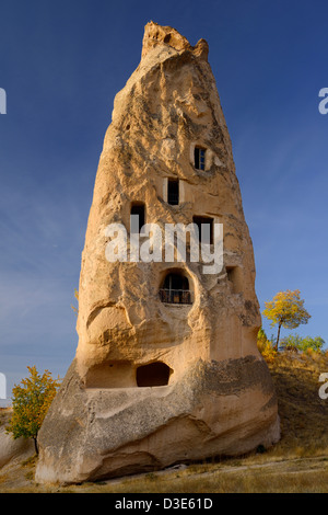 Einzelapartment geschnitzt aus einem vulkanischen Tuff Fee Schornstein Hoodoo in Uchisar Kappadokien Türkei Stockfoto