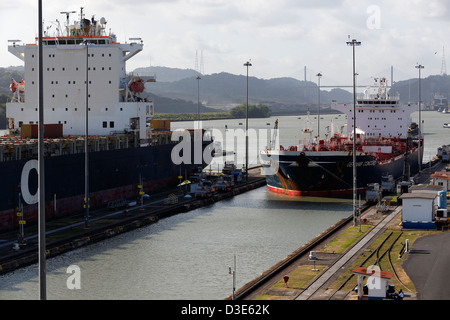 Schiffe in Miraflores-Schleusen des Panama-Kanals Stockfoto