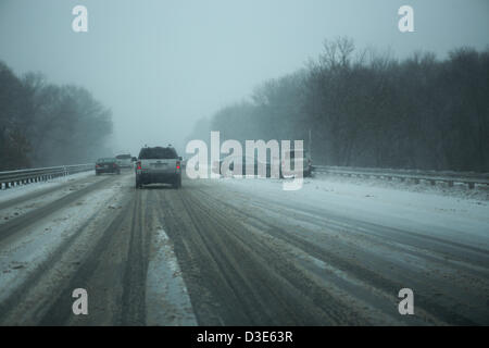 17. Februar 2013 - Foxborough, Massachusetts, traf US - Blizzard wie Bedingungen New England erneut verursacht unzählige Unfälle und Spin-Outs in der Gegend. Ein Auto dreht sich auf der Interstate 95 in Foxborough, Massachusetts am Sonntag. (Bild Kredit: Nicolaus Czarnecki/ZUMAPRESS.com ©) Stockfoto