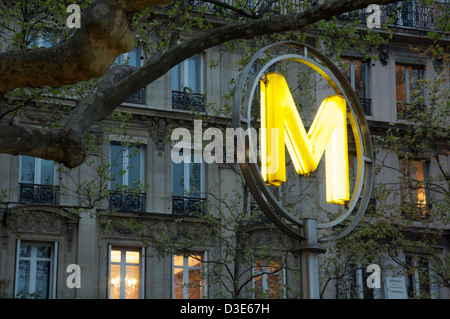 Die hellen gelben "M"-Symbol, das ist eine moderne Version der Pariser Metro Zeichen, Kennzeichnung der Eingang zur Station Bastille. Am Abend beleuchtet. Frankreich. Stockfoto