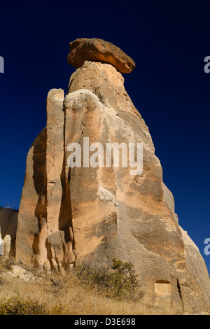 Einzelne Fairy Chimney Hoodoo Turm mit blauem Himmel am westlichen Stadtrand von Urgup Kappadokien Türkei Stockfoto