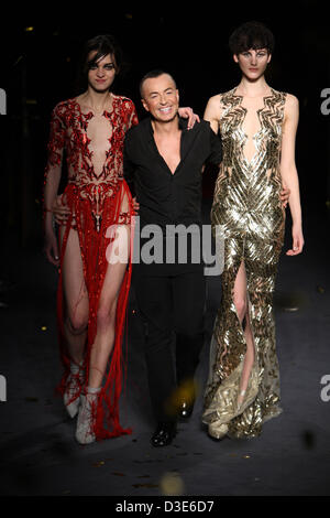 Julien Macdonald Herbst/Winter 2013/14 Sammlung während der London Fashion Week am Goldsmith Hall in London auf 16.02.2013 gezeigt. Stockfoto