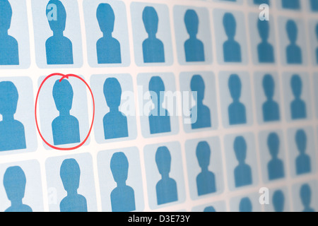 Blaue Menschen mit einem ausgewählten Kandidaten Stockfoto