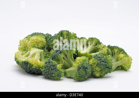 Gehackte Brokkoli auf weißem Hintergrund. Stockfoto