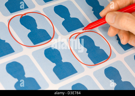 Hand, die Auswahl der Kandidaten mit rotem Stift. Stockfoto