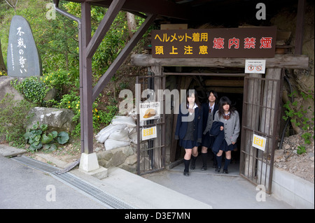 High School Mädchen entstehen aus Tunneleingang Matsushiro Daihonei Zozan Chikago 2. Weltkrieg unterirdische kaiserlichen Hauptquartier Stockfoto