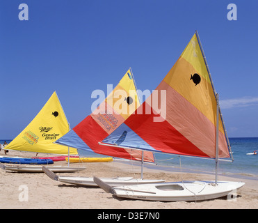 Sunfish Segelboote auf Turtle (Ocho Rios Bay) Beach, Ocho Ríos, Saint Ann Parish, Jamaica, Greater Antilles, Karibik Stockfoto