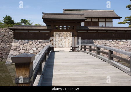 Hölzerne Brücke über den Wassergraben und Kita-Akazumon bedeckt Tor am historischen Matsushiro Schloss in der Präfektur Nagano, Japan. Stockfoto