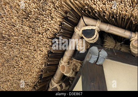 Close-up Architekturdetail von traditionellen japanischen Warabuki oder Kayabuki natürlichen Strohdach Bauweise mit Seil Zurrgurte. Stockfoto