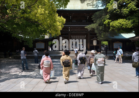 Eine Gruppe von Frauen tragen traditionelle Kimono nähern das Haupttor an der kaiserlichen Meiji-Jingu Schrein in Tokio. Stockfoto