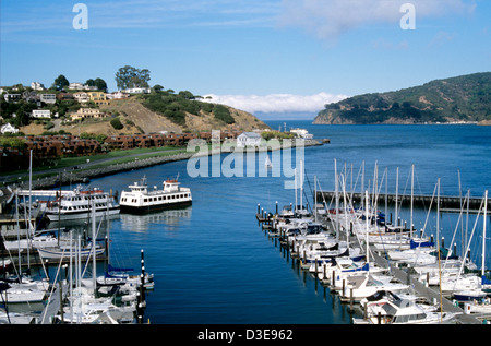 Genuss-Segelboote und Engel Insel und andere Fähren Anker in Tiburon Stockfoto