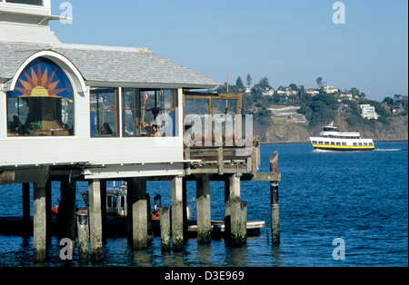 Gäste genießen die Aussicht von der Trident-Restaurant in Sausalito, Kalifornien Stockfoto