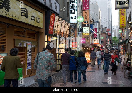 Ein Backstreet in das berühmte Restaurant und Unterhaltung Bezirk von Kabuki-Cho in East Shinjuku, Tokyo. Stockfoto