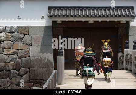 Samurai-Krieger tragen traditionelle Rüstung Kreuzung Graben Brücke am Akaganemon Tor in Odawara Hojo Godai Matsuri Festival. Stockfoto