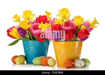 Frische Tulpen, Narzissen und Ostereier auf weißem Hintergrund Stockfoto