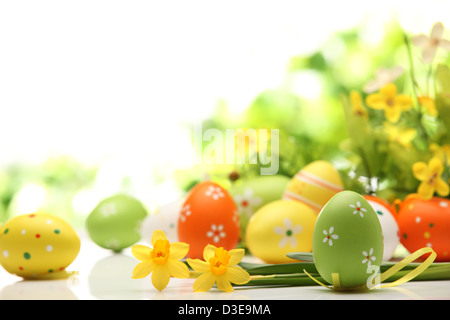 Ostereier verziert mit Blumen auf weißem Hintergrund Stockfoto