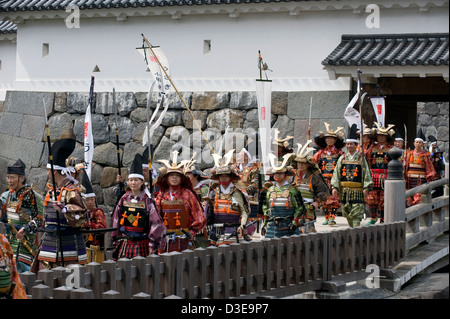 Samurai-Krieger tragen traditionelle Rüstung Kreuzung Graben Brücke am Akaganemon Tor in Odawara Hojo Godai Matsuri Festival. Stockfoto