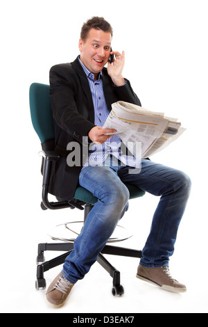 Ein Mann schaut überrascht, schockiert beim Lesen eines Zeitung spricht man Handy weißen Hintergrunds Stockfoto