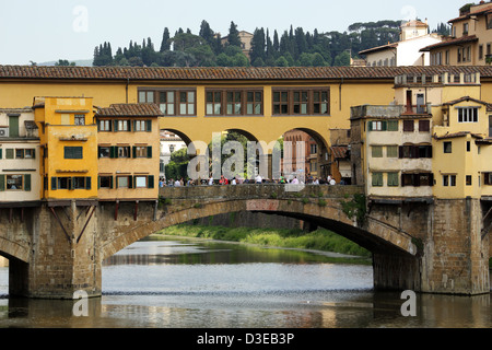 Die Ponte Vecchio ist eine berühmte historische Brücke in Florenz Italien. Stockfoto