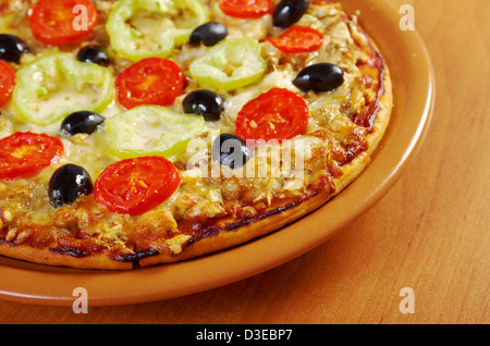 .Home Pizza mit Tomaten und Auberginen Closeup Stockfoto