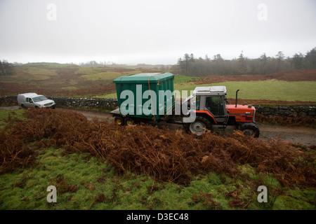 Insel der EIGG, Schottland 1. November 2007: ein Traktor unterwegs für neuen Windpark der Insel führt die Windräder Steuerungsgehäuse. Stockfoto