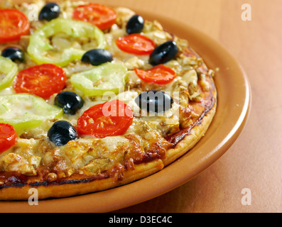 .Home Pizza mit Tomaten und Auberginen Closeup Stockfoto