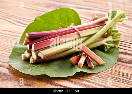 Rhabarber Stängel auf einem Holztisch. Stockfoto