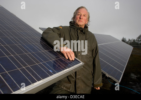 Insel der EIGG, Schottland 1. November 2007: John Booth steht zwischen den beiden Ufern der Solarzellen, die in der Lage sind zur Herstellung von 10 KW. Stockfoto