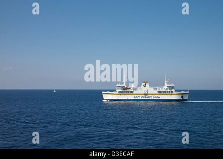 Die Gozo Channel Ferry gesehen überschreiten die Gozo Channel zwischen Cirkewwa auf Malta und Mgarr, Gozo. Stockfoto