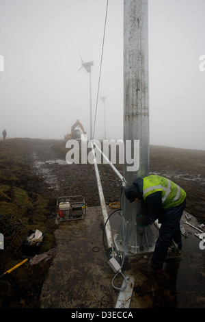 Insel der EIGG, Schottland 1. November 2007: die dritte abgeschlossen bewährte Energie Windkraftanlage befindet sich in Position und verschraubt ist. Stockfoto