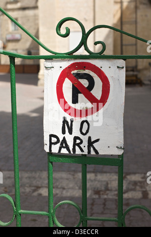 Handschriftliche "No Parking" Zeichen zu einem grün lackierten Metall Tor befestigt. Stockfoto