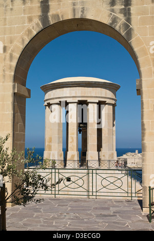 Siege Bell Memorial durch Torbogen Lower Barracca Gärten, Valletta Malta angesehen. Stockfoto