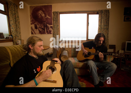 Insel der EIGG, Schottland 1. November 2007: Ben Cormack, 25, und sein Bruder Joe, 24 sind beide scharfen Gitarristen. Stockfoto