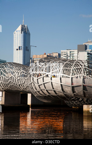 Konzipiert wie ein Aal die Fußgänger fangen und radeln Webb Bridge-Verbindungen Victoria Harbour zu Docklands Melbourne Australien Stockfoto