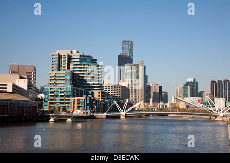 Die Seeleute Bridge ist eine Fußgängerbrücke über den Yarra River zwischen Docklands und South Wharf in Melbourne, Victoria, Australien. Stockfoto