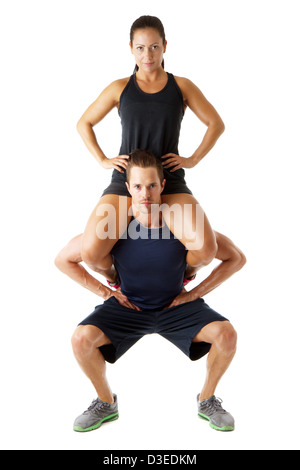 Ein junges Paar Fitness Übung, Kniebeugen Mann mit Frau auf Rücken Stockfoto