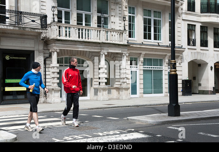 Zwei Männer, die Straße überqueren, Pall Mall, City of Westminster, England, UK, Europa Stockfoto