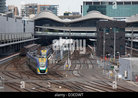 Diesel Schiene motor Zug von der Southern Cross Railway Station Melbourne Victoria Australia Stockfoto