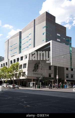 Die Brutalist moderne Architektur-Stil des The County Court of Victoria befindet sich auf William Street Melbourne Victoria Stockfoto