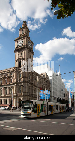 Melbourne-Yarra-Straßenbahn auf Bourke Street neben dem Melbourne Post Office Building Melbourne Victoria Australia Stockfoto