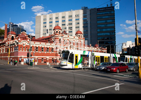Yarra Straßenbahn-Haltestelle vor Melbourne City Bäder Swanston Street Melbourne Victoria Australien Stockfoto