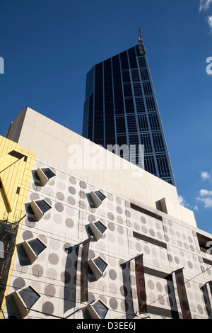 interessanten Kontrast zwischen dunklen Fenstern gegen die klaren Linien von einem Bürohochhaus Melbourne Victoria Australien Stockfoto