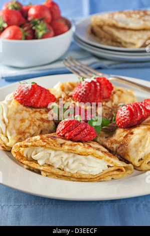 Pfannkuchen mit Erdbeeren und Sahne Stockfoto