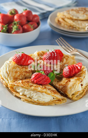 Pfannkuchen mit Erdbeeren und Sahne Stockfoto