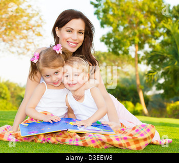 Bild von jungen glücklichen Familie, schöne Mutter mit zwei niedlichen Kinder Spaß im Freien im Frühjahr Stockfoto