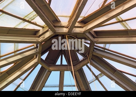 Metallstruktur des Daches eines Gewächshauses Stockfoto