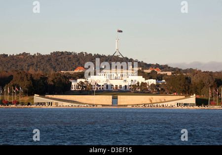 Blick auf Lake Burley Griffin, die australische Häuser des Parlaments Canberra Australien Stockfoto