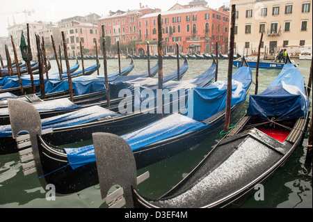 Schneebedeckte Gondeln festgemacht am Canal Grande bei starkem Schneefall in Venedig, Italien. Stockfoto