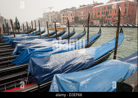 Schneebedeckte Gondeln festgemacht am Canal Grande bei starkem Schneefall in Venedig, Italien. Stockfoto